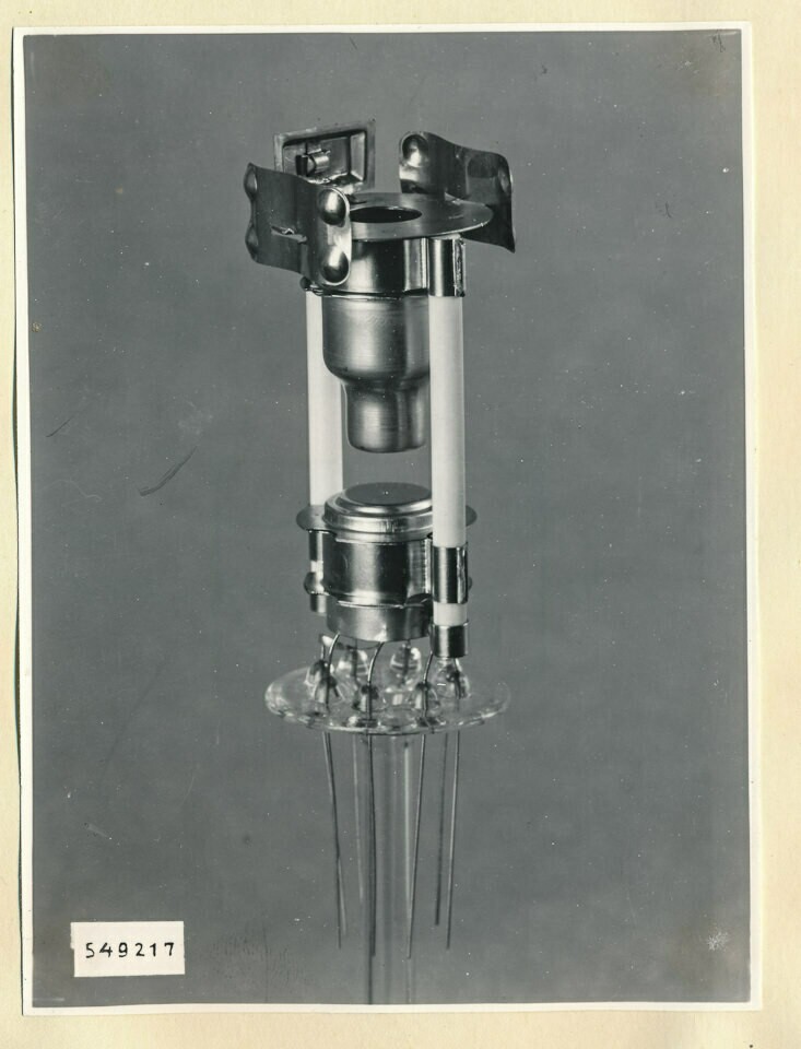 System der Bildröhre 23 L K 1 b, neue Ausführung; Foto 1954 (www.industriesalon.de CC BY-SA)