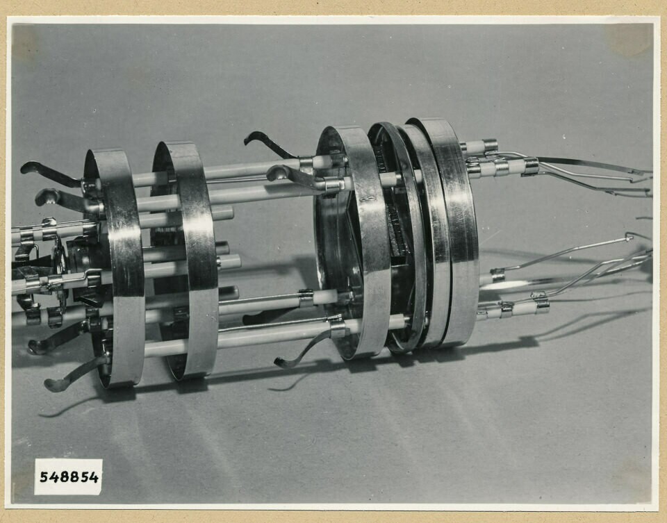 Röhrensystem, Detail Gittereinbau; Foto 1954 (www.industriesalon.de CC BY-SA)