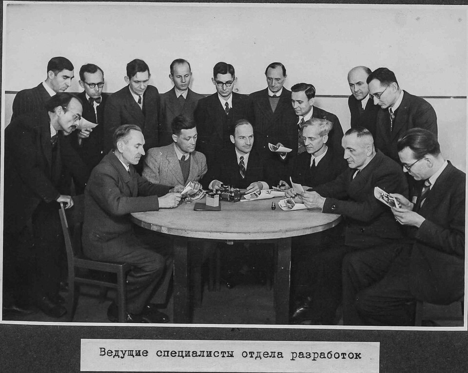 Leitende Angestellte; Fotoalbum Nef, S. 11.; Foto 1946 (www.industriesalon.de CC BY-SA)