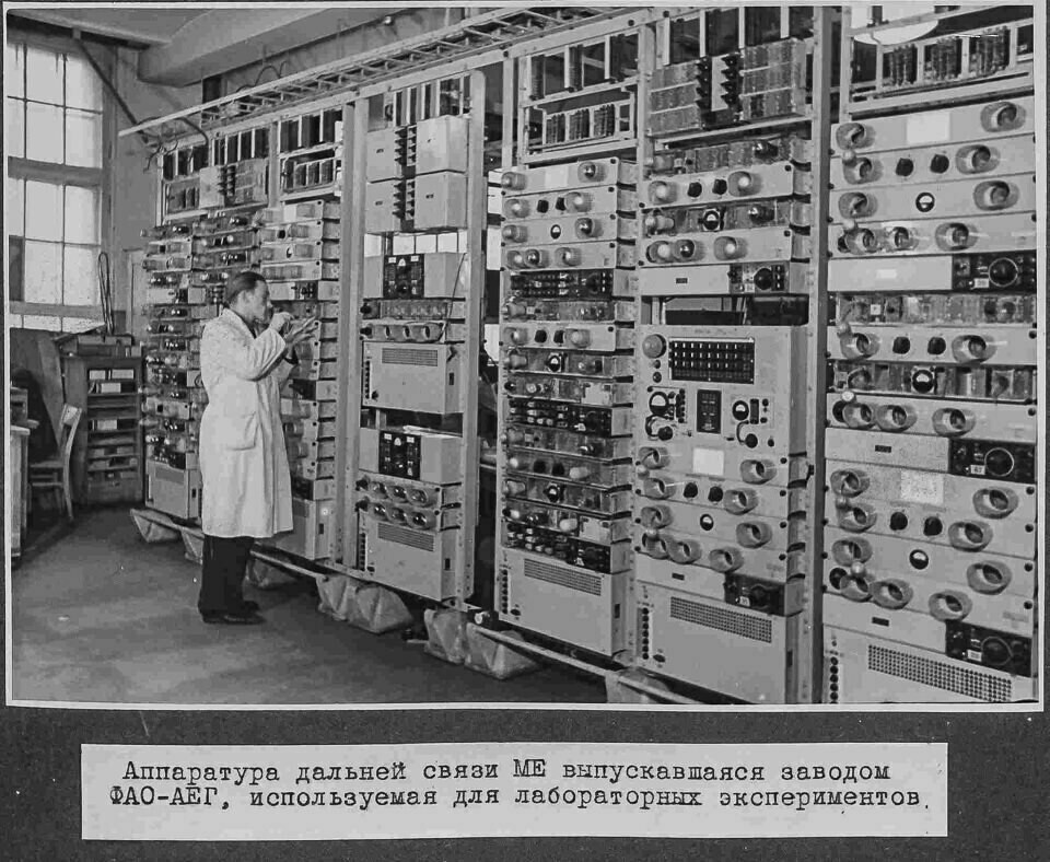 Geräte für Fernverbindungen ME; Fotoalbum NEF, S. 13; Foto 1946 (www.industriesalon.de CC BY-SA)