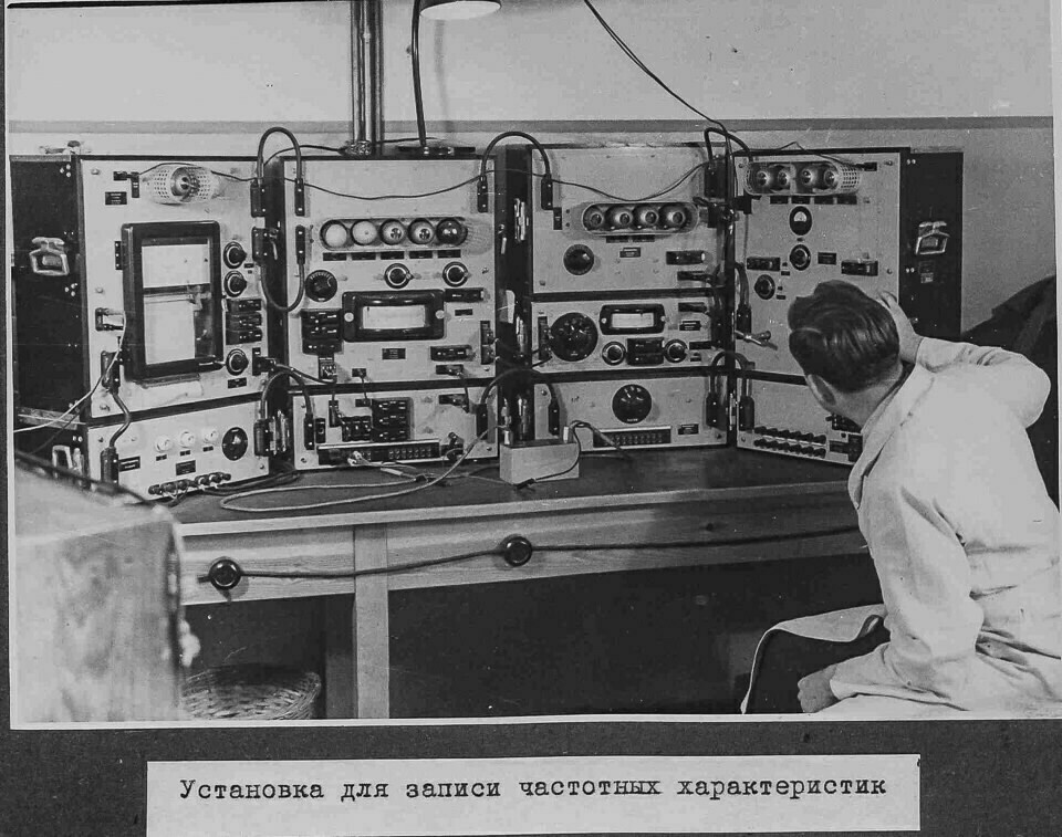 Aufzeichnung der Frequenzcharakteristik; Fotoalbum NEF, S. 15; Foto 1946 (www.industriesalon.de CC BY-SA)