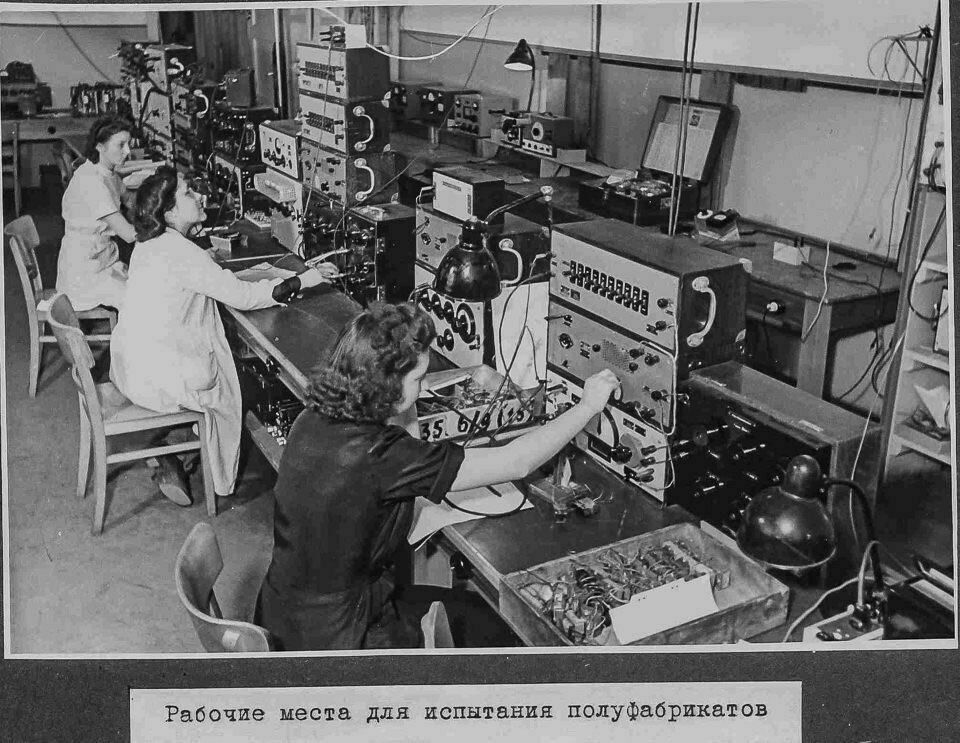 Prüfung von Halbfabrikaten; Fotoalbum NEF, S. 15; Foto 1946 (www.industriesalon.de CC BY-SA)