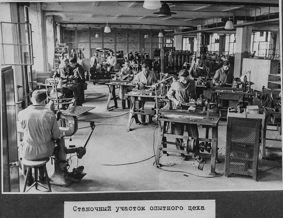 Werkstattbereich, NEF-Album, S. 25; Foto 1946 (www.industriesalon.de CC BY-SA)