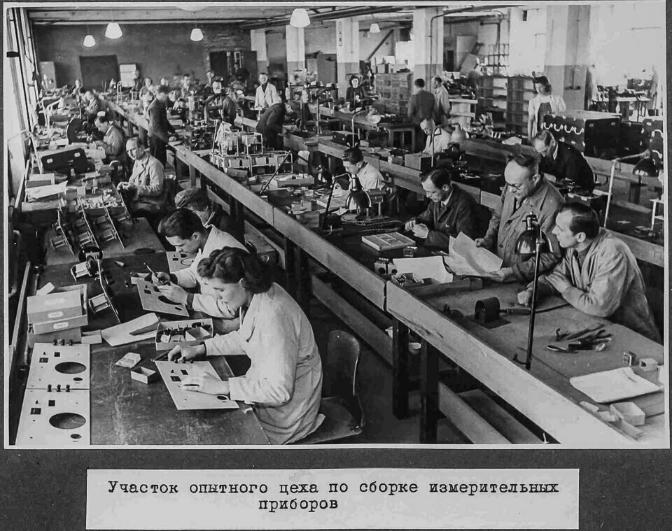 Versuchsabteilung beim Zusammenbau von Geräten, NEF-Album, S. 25; Foto 1946 (www.industriesalon.de CC BY-SA)
