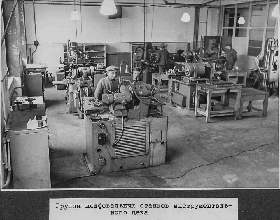 Schleifmaschinen im Einsatz, NEF-Album, S. 33; Foto 1946 (www.industriesalon.de CC BY-SA)