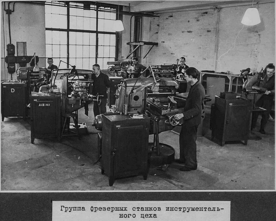 Fräsmaschinen im Einsatz, NEF-Album, S. 33; Foto 1946 (www.industriesalon.de CC BY-SA)