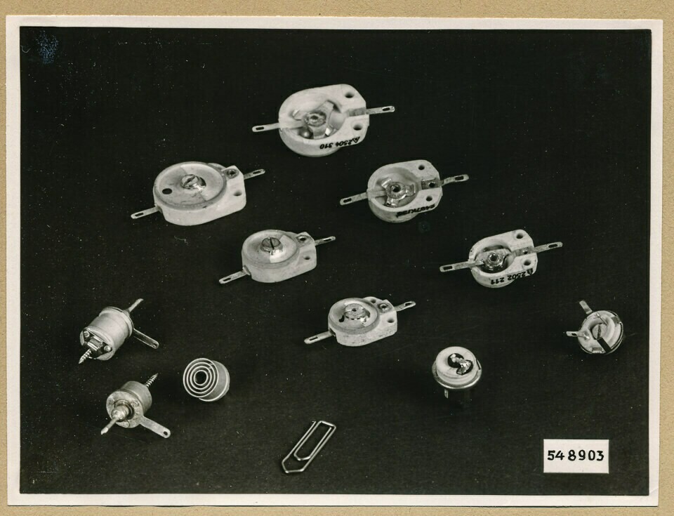 Verschiedene Bauelemente; Foto 1954 (www.industriesalon.de CC BY-SA)