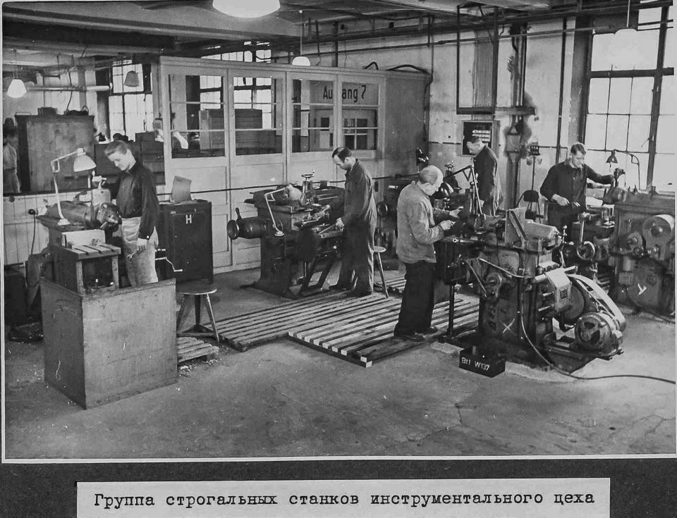 Drehbänke und Hobelmaschinen im Einsatz, NEF-Album, S. 35; Foto 1946 (www.industriesalon.de CC BY-SA)