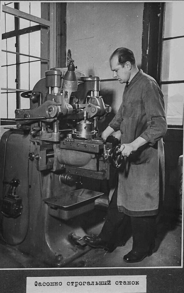 Hobelmaschine, NEF-Album, S. 37; Foto 1946 (www.industriesalon.de CC BY-SA)