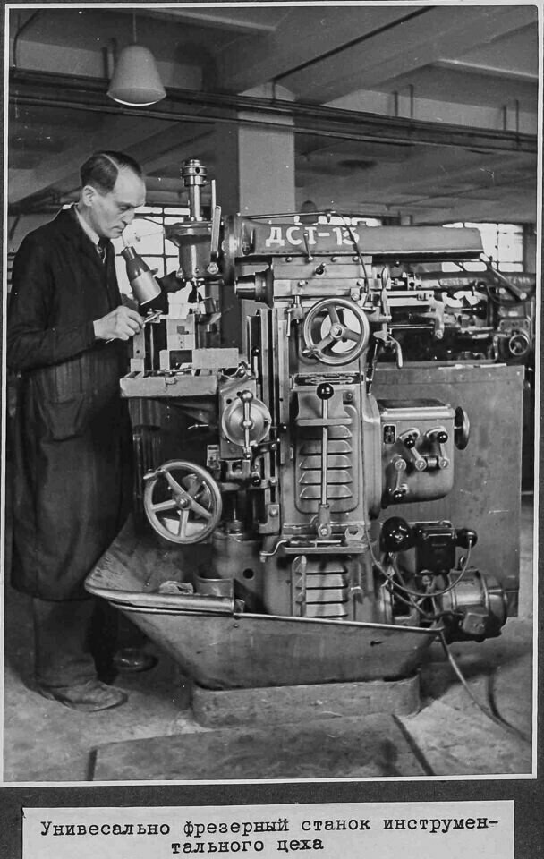 Universal-Fräsmaschine, NEF-Album, S. 39; Foto 1946 (www.industriesalon.de CC BY-SA)