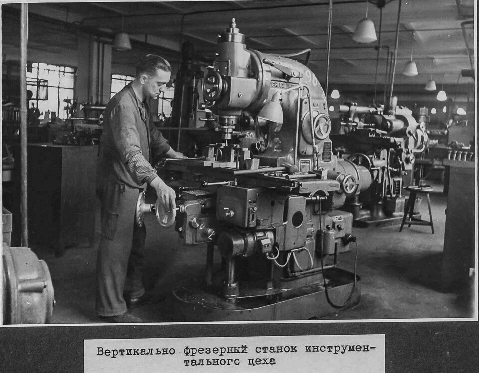 Vertikal-Fräsmaschine, NEF-Album, S. 39; Foto 1946 (www.industriesalon.de CC BY-SA)