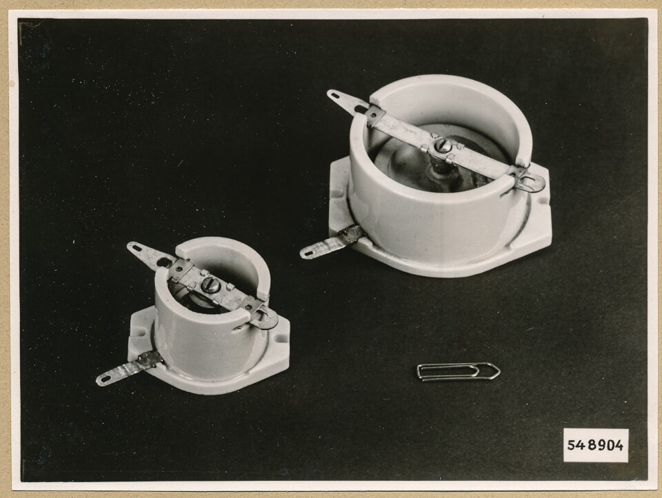 Zwei Bauelemente; Foto 1954 (www.industriesalon.de CC BY-SA)