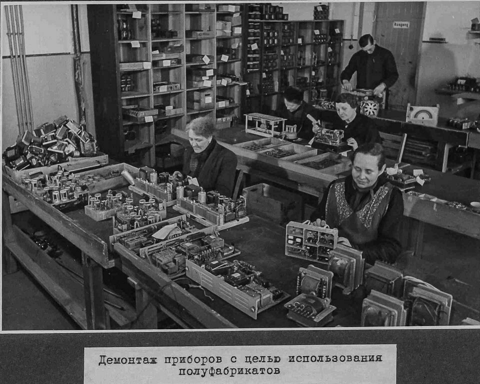 Demontage von Geräten zwecks Wiederverwendung, NEF-Album, S. 47; Foto 1946 (www.industriesalon.de CC BY-SA)
