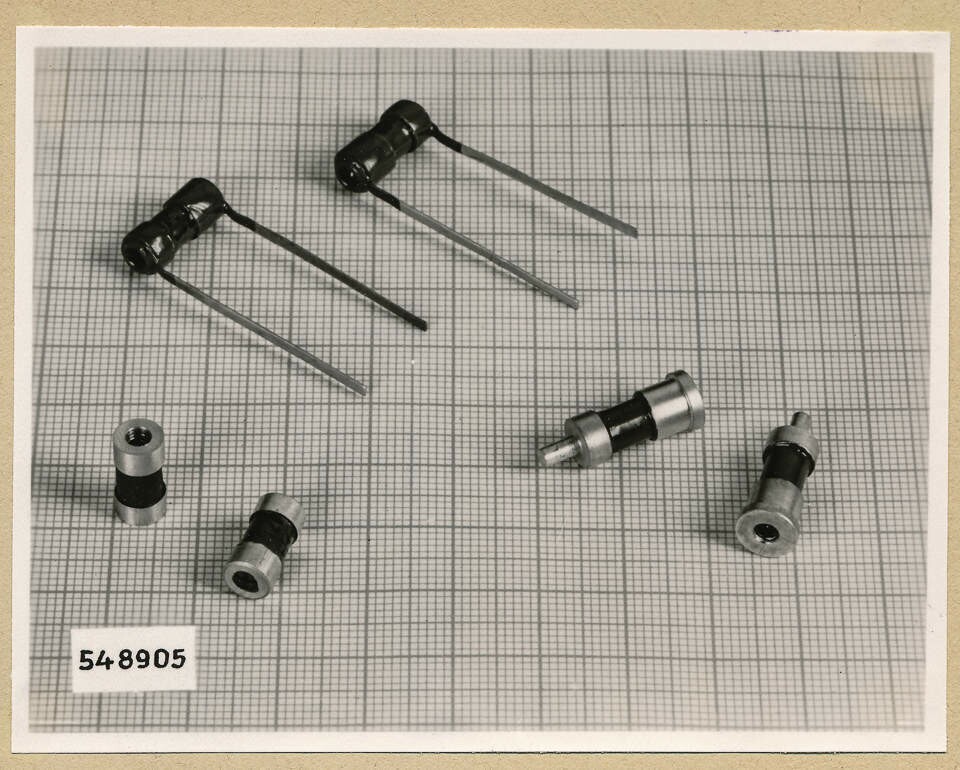 Bauelemente auf Millimeterpapier; Foto 1954 (www.industriesalon.de CC BY-SA)