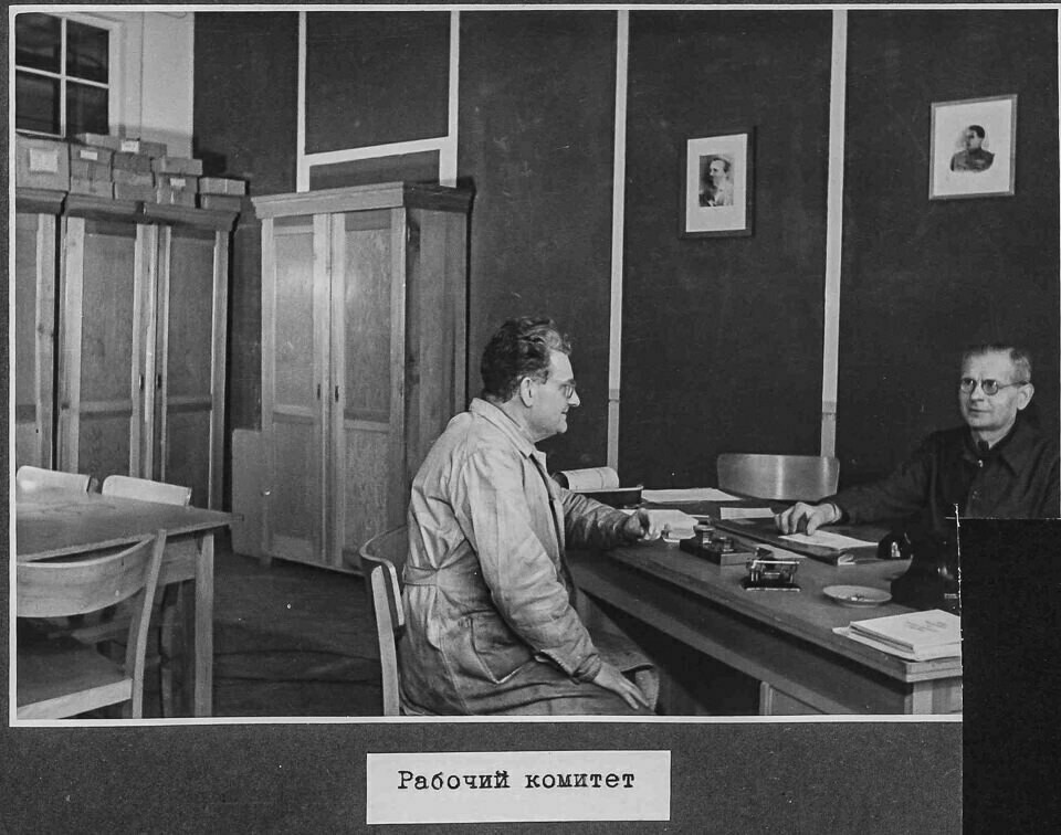 Arbeitskomitee, NEF-Album, S. 49; Foto 1946 (www.industriesalon.de CC BY-SA)