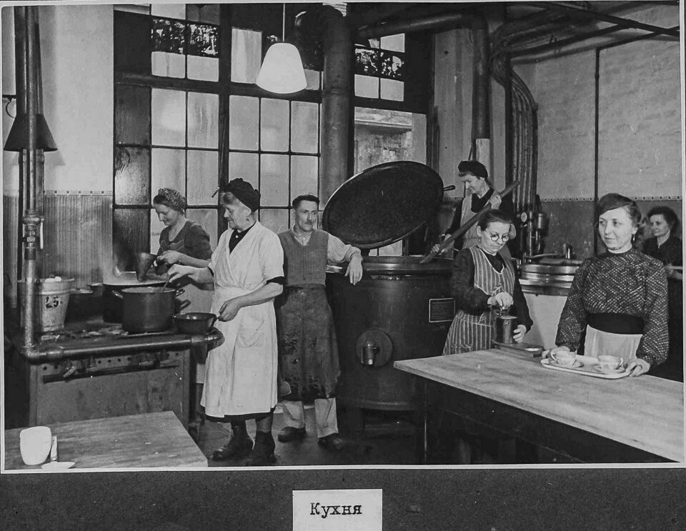 Küche, NEF-Album, S. 51; Foto 1946 (www.industriesalon.de CC BY-SA)