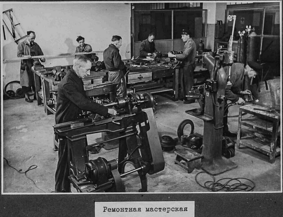 Reparaturwerkstatt, NEF-Album, S. 53; Foto 1946 (www.industriesalon.de CC BY-SA)