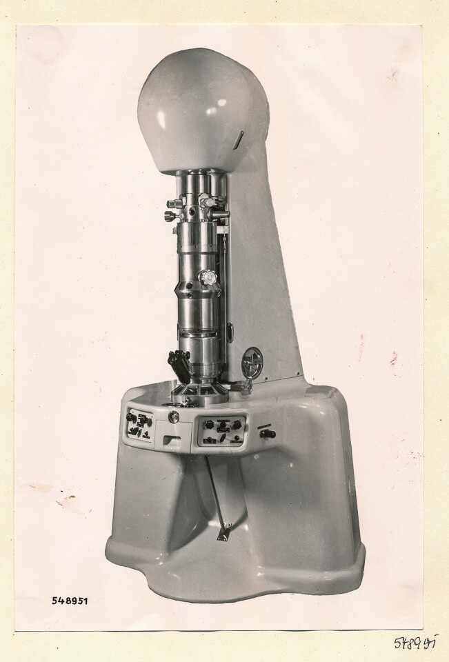 Elektronenmikroskop HF 2748, Vorderseite, geschlossen; Foto 1954 (www.industriesalon.de CC BY-SA)