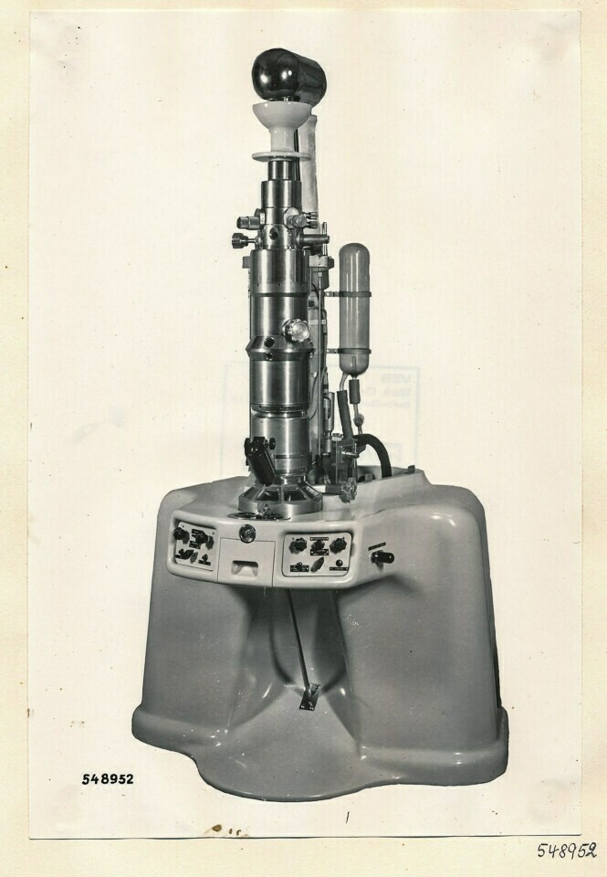 Elektronenmikroskop HF 2748, Seitenansicht, geöffnet; Foto 1954 (www.industriesalon.de CC BY-SA)
