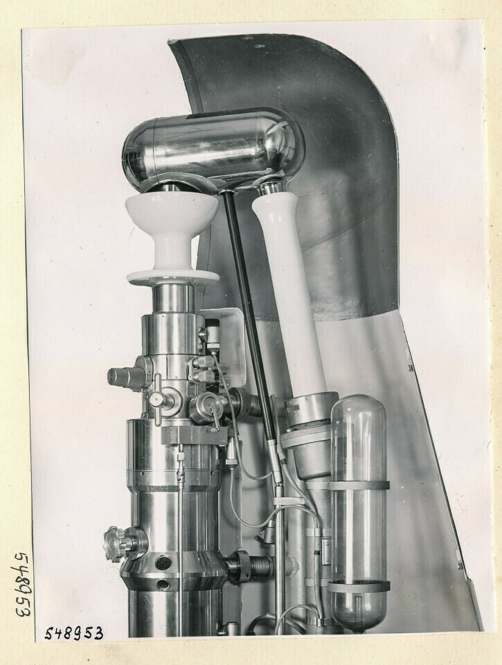Elektronenmikroskop HF 2748, Vorderseite, geöffnet; Foto 1954 (www.industriesalon.de CC BY-SA)