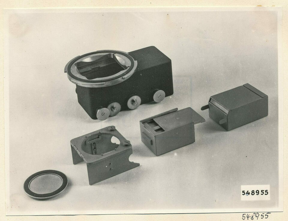 Elektronenmikroskop zubehör; Foto 1954 (www.industriesalon.de CC BY-SA)