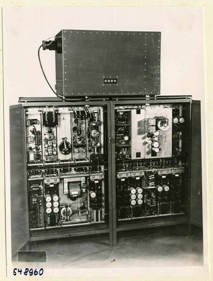 Nachleuchtzeitmessgerät, Rückseite, geöffnet; Foto 1954 (www.industriesalon.de CC BY-SA)