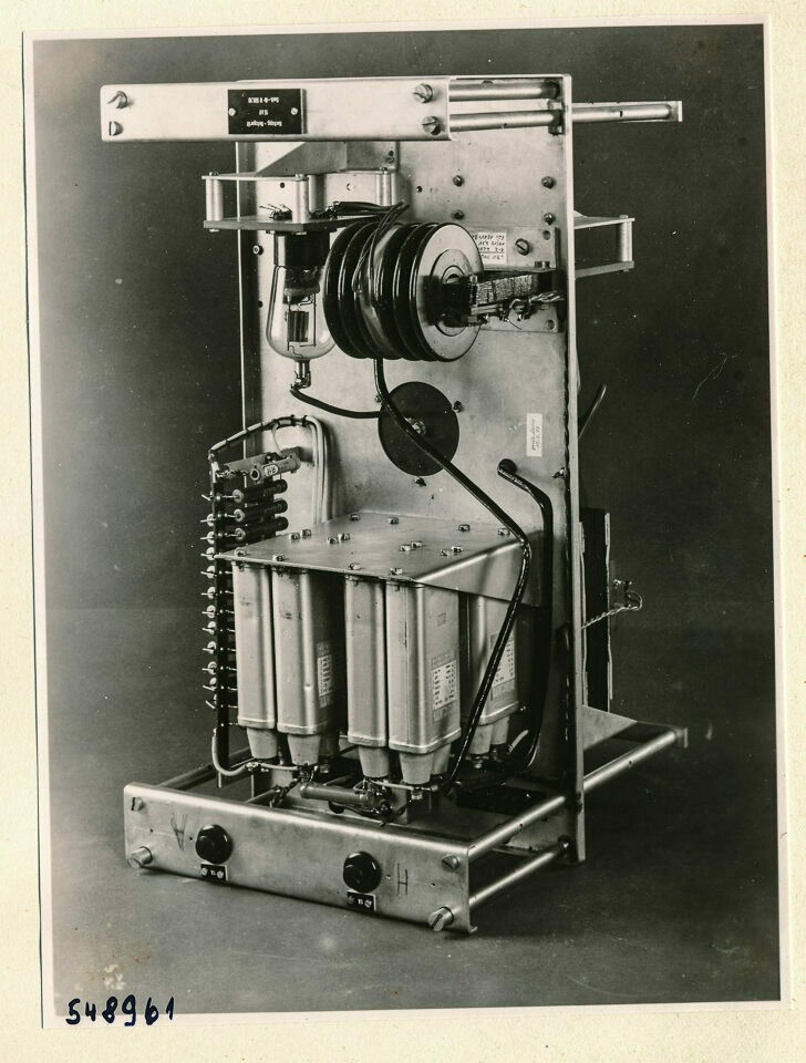 Einschub des Nachleuchtmessgeräts, Bild 1; Foto 1954 (www.industriesalon.de CC BY-SA)