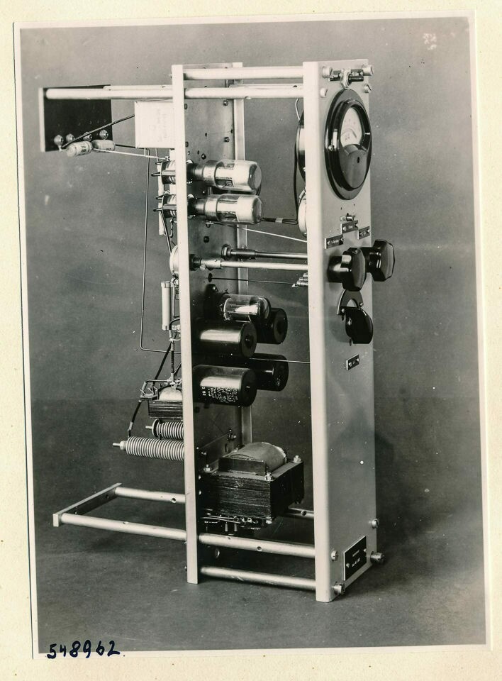 Einschub des Nachleuchtmessgeräts, Bild 2; Foto 1954 (www.industriesalon.de CC BY-SA)