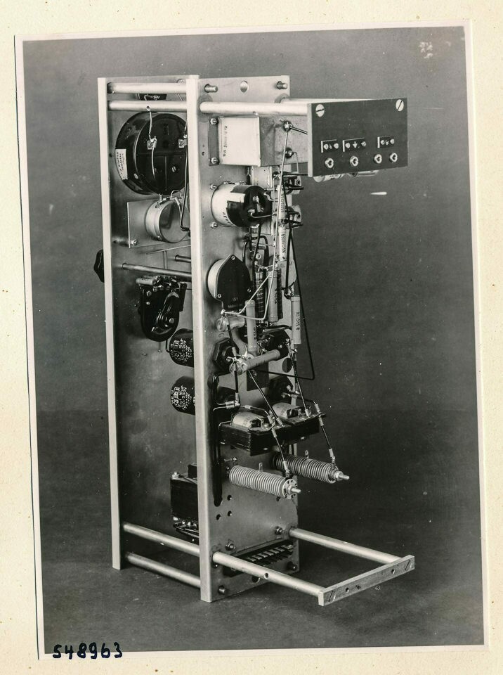 Einschub des Nachleuchtmessgeräts, Bild 3; Foto 1954 (www.industriesalon.de CC BY-SA)