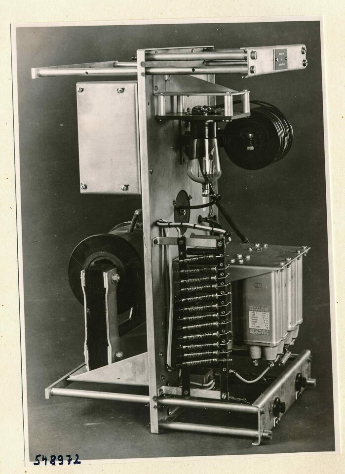 Einschub des Nachleuchtmessgeräts, Bild 12; Foto 1954 (www.industriesalon.de CC BY-SA)