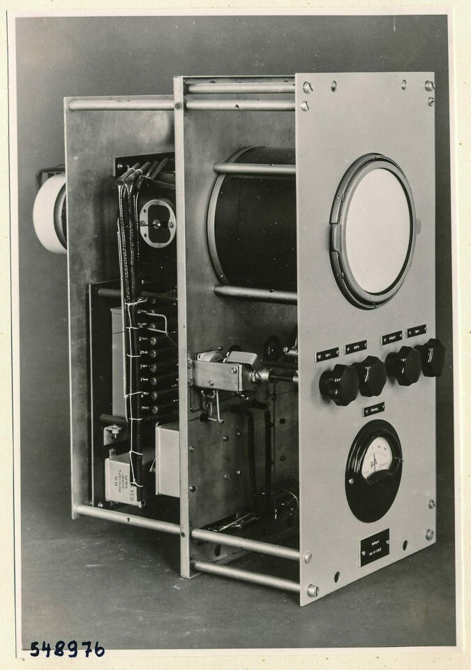 Einschub des Nachleuchtmessgeräts, Bild 16; Foto 1954 (www.industriesalon.de CC BY-SA)