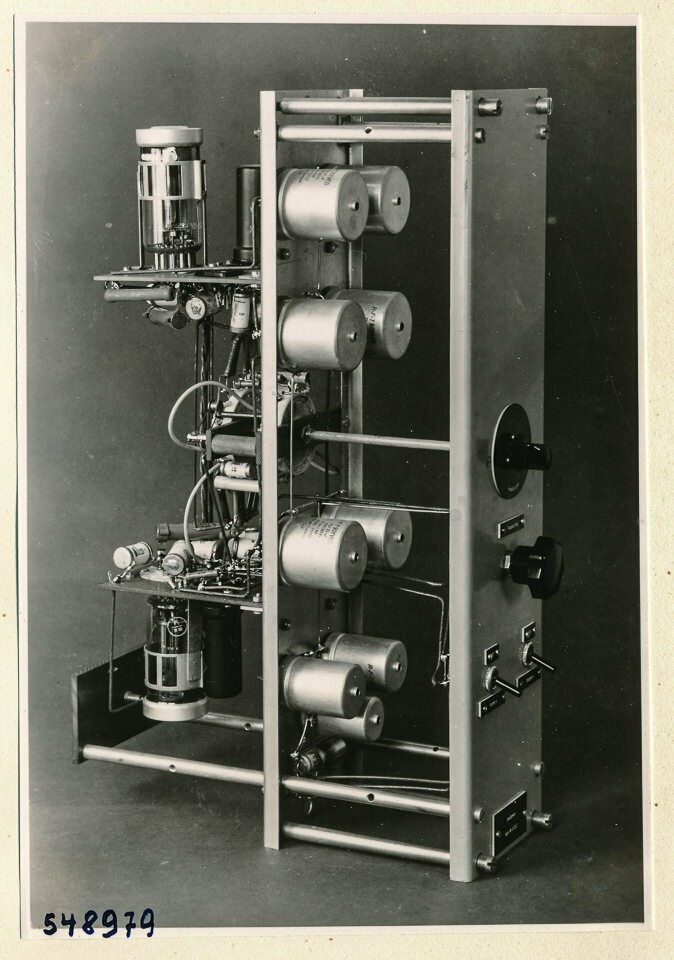 Einschub des Nachleuchtmessgeräts, Bild 19; Foto 1954 (www.industriesalon.de CC BY-SA)
