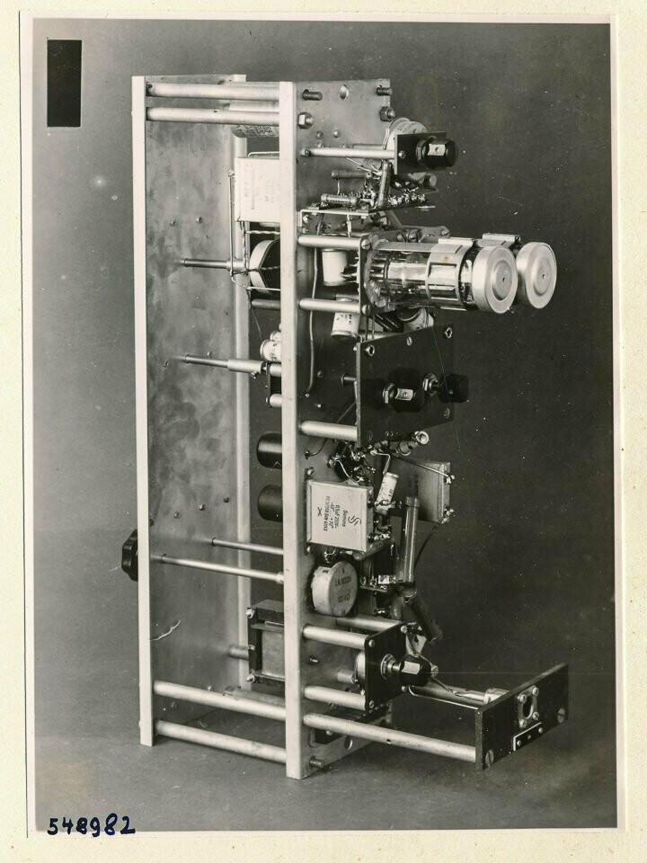 Einschub des Nachleuchtmessgeräts, Bild 22; Foto 1954 (www.industriesalon.de CC BY-SA)