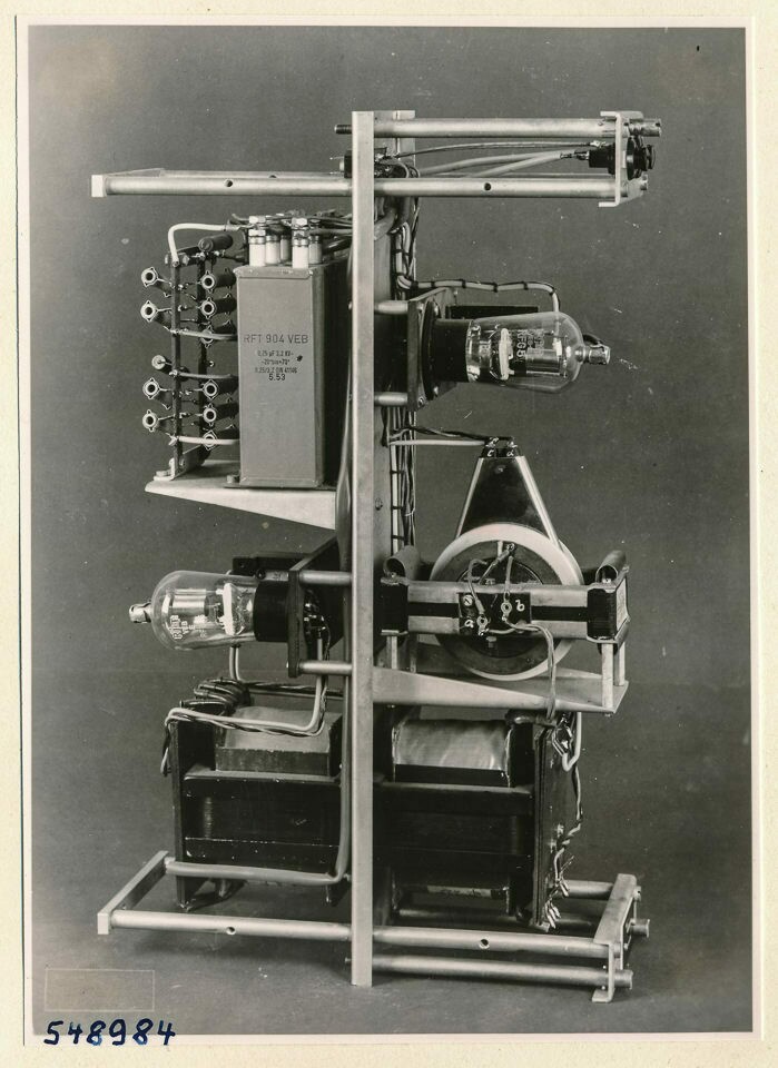 Einschub des Nachleuchtmessgeräts, Bild 24; Foto 1954 (www.industriesalon.de CC BY-SA)