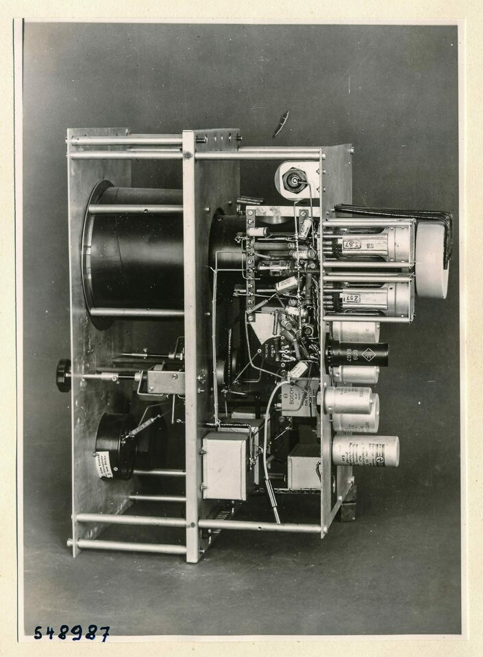 Einschub des Nachleuchtmessgeräts, Bild 27; Foto 1954 (www.industriesalon.de CC BY-SA)