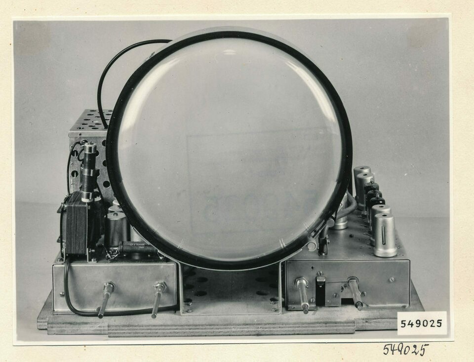 Fernseher, Vorderseite ohne Gehäuse; Foto 1954 (www.industriesalon.de CC BY-SA)