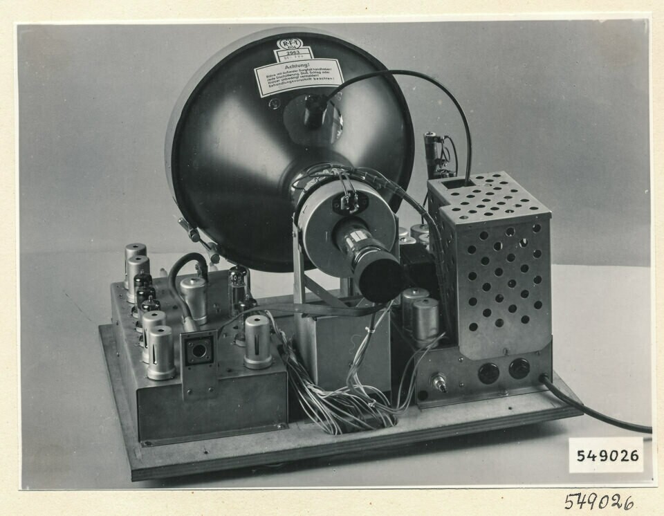 Fernseher, Rückseite ohne Gehäuse; Foto 1954 (www.industriesalon.de CC BY-SA)