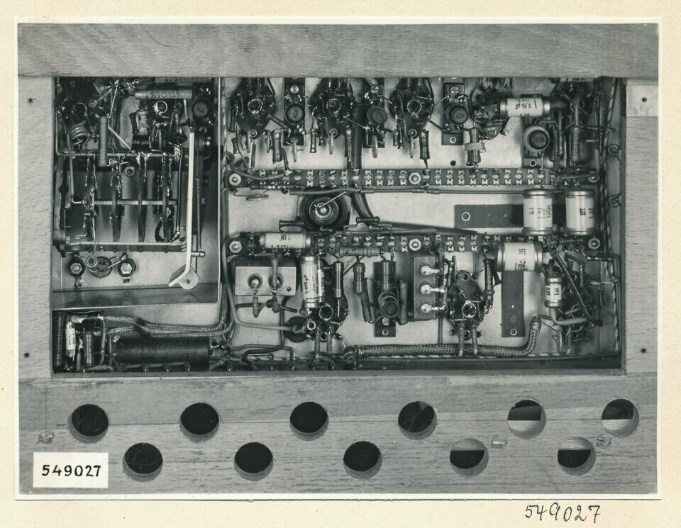 Fernseher, Ansicht von unten ohne Gehäuse; Foto 1954 (www.industriesalon.de CC BY-SA)