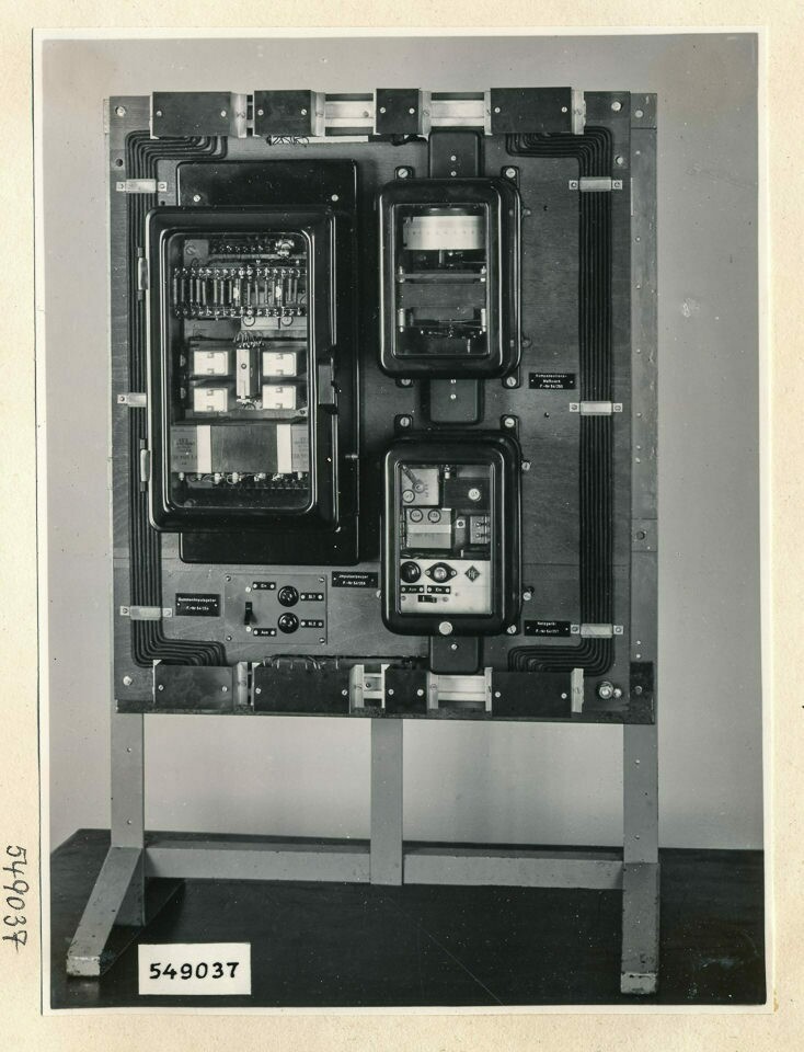 Summeimpulsgeber einer Fernmessanlage, Vorderseite; Foto 1954 (www.industriesalon.de CC BY-SA)