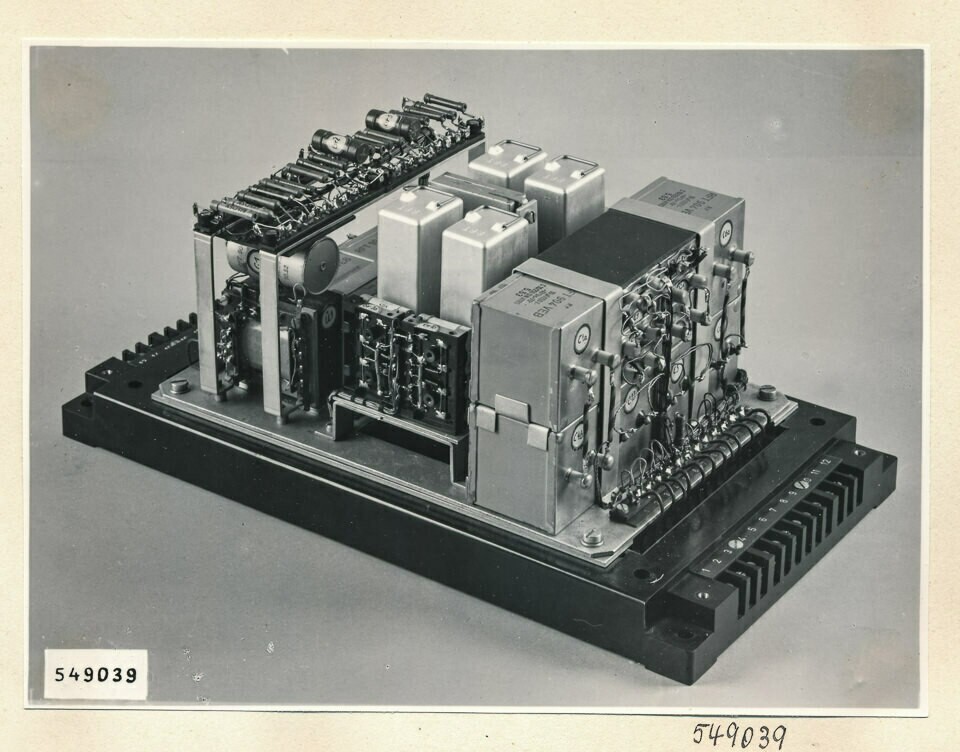 Fernmessanlage, Impulsezeiger geöffnet, Bild 1; Foto 1954 (www.industriesalon.de CC BY-SA)