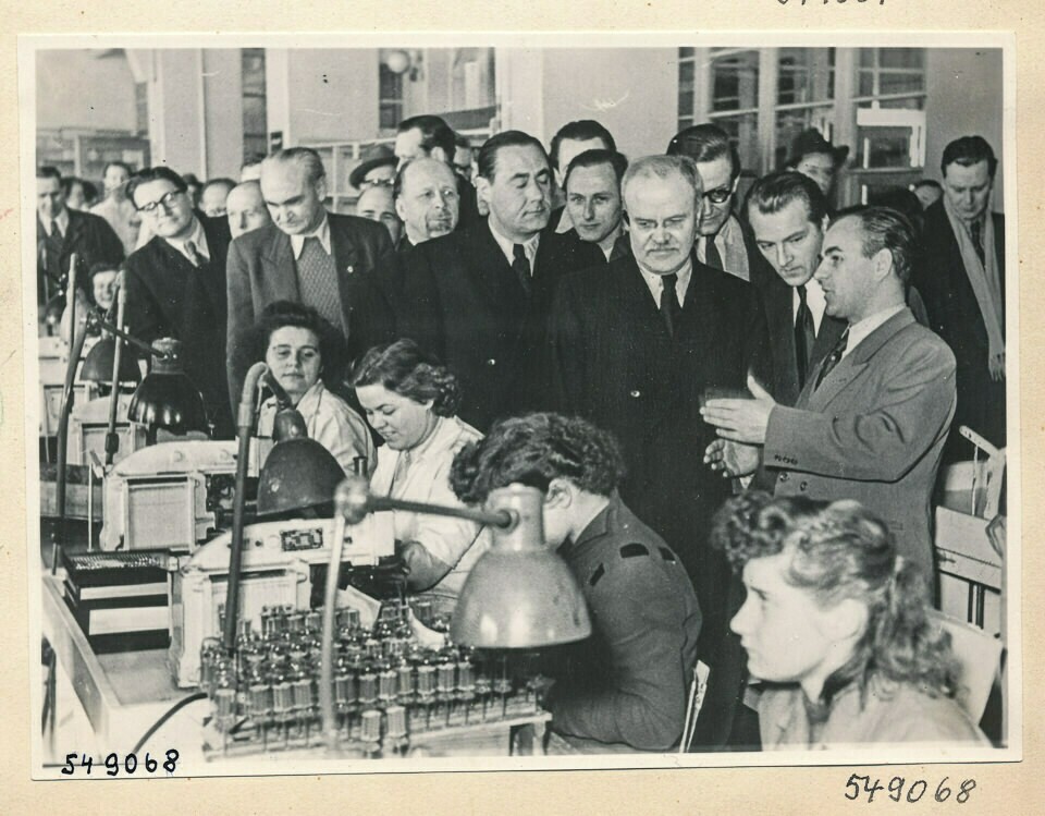 Besuch Molotows, Bild 1; Foto 1954 (www.industriesalon.de CC BY-SA)