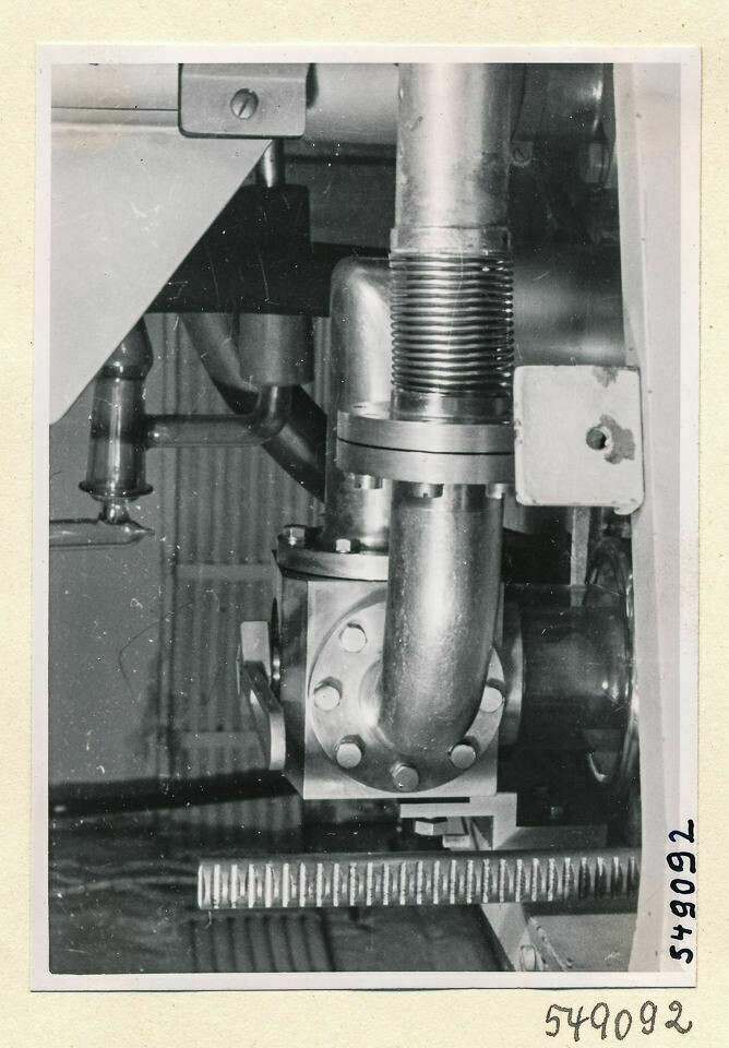 Elektronenmikroskop Zusammenbau, Bild 1; Foto 1954 (www.industriesalon.de CC BY-SA)