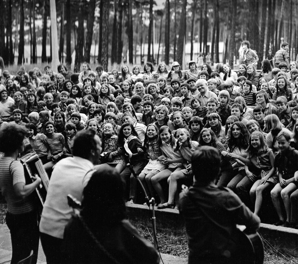 Kinder bei einem Konzert im Pionierlager "M.I. Kalinin" (Betriebsferienlager des WF), Foto © Kurt Schwarz, zweite Hälfte 1970er Jahre. (Kurt Schwarz CC BY-NC-SA)