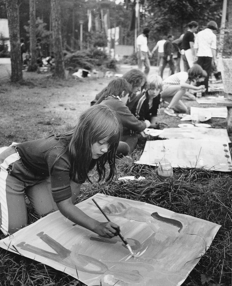 Kinder beim Malen im Pionierlager "M.I. Kalinin" (Betriebsferienlager des WF), Foto © Kurt Schwarz, Anfang der 1980er Jahre. (Kurt Schwarz CC BY-NC-SA)