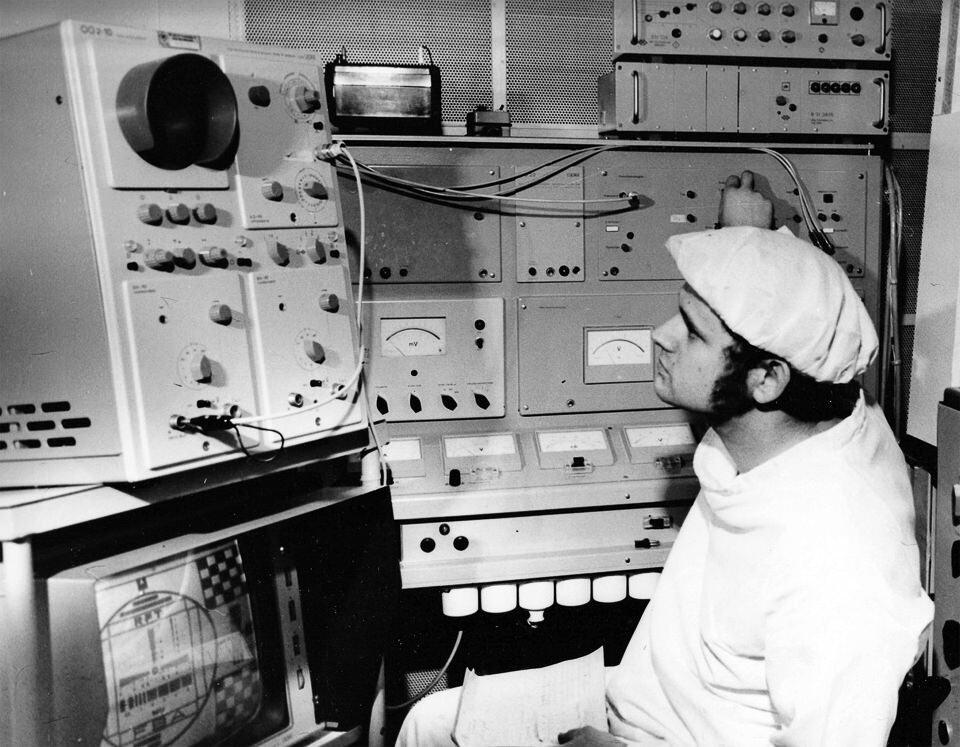 Technologe an einem Material-Messplatz mit Vakuumpumpanlage B30 des WF (Werk für Fernsehelektronik, Berlin Oberschöneweide). Foto © Kurt Schwarz, Ende d (Kurt Schwarz CC BY-NC-SA)
