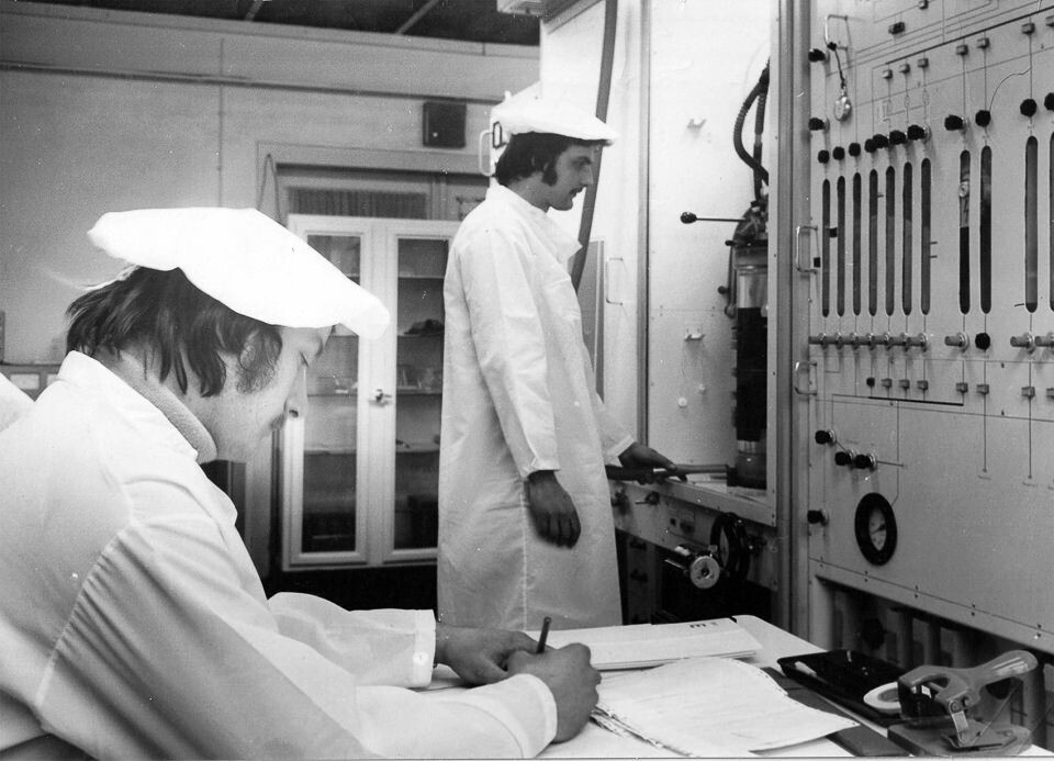 Zwei Mitarbeiter in der Abteilung Epitaxie des WF, Foto © Kurt Schwarz, Anfang 1980er Jahre. (Kurt Schwarz CC BY-NC-SA)