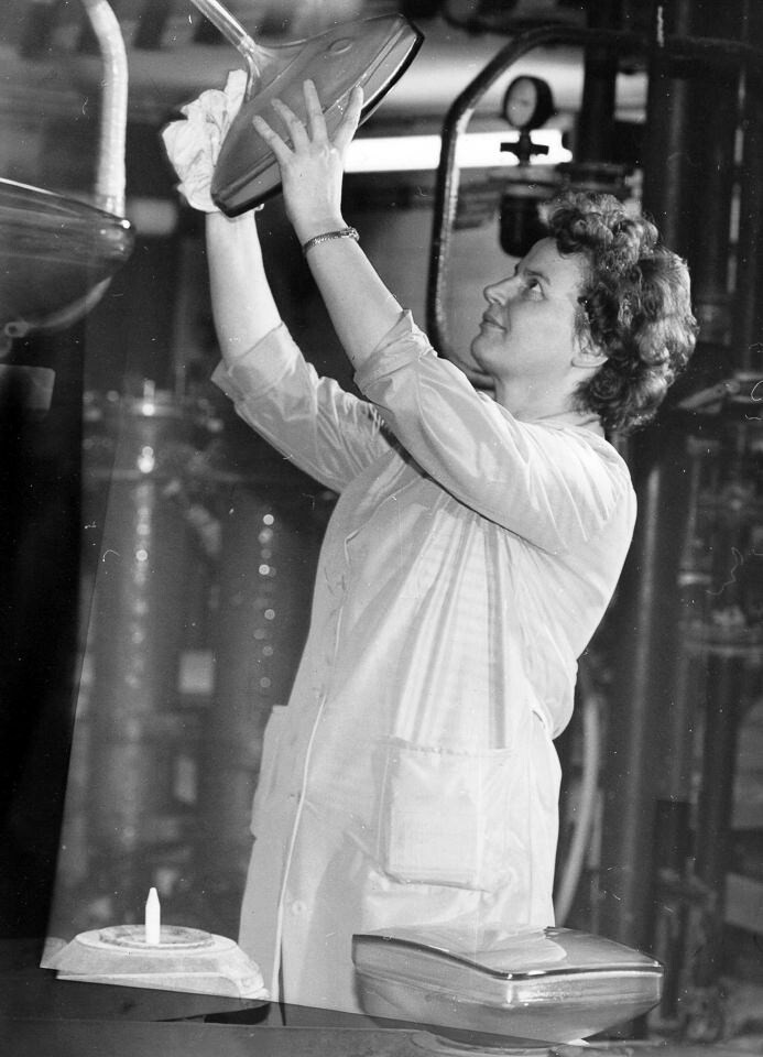 Mitarbeiterin in der Bildröhrenproduktion beim Überprüfen eines Bildschirmkolbens im WF, Foto © Kurt Schwarz, ca. 1976. (Kurt Schwarz CC BY-NC-SA)