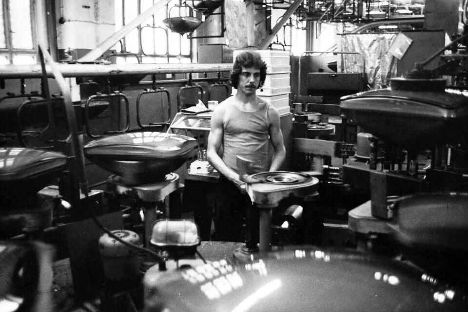Ein Mitarbeiter kontrolliert die Produktionsstraße von Bildschirmröhren im WF, Foto © Kurt Schwarz, ca. 1974. (Kurt Schwarz CC BY-NC-SA)
