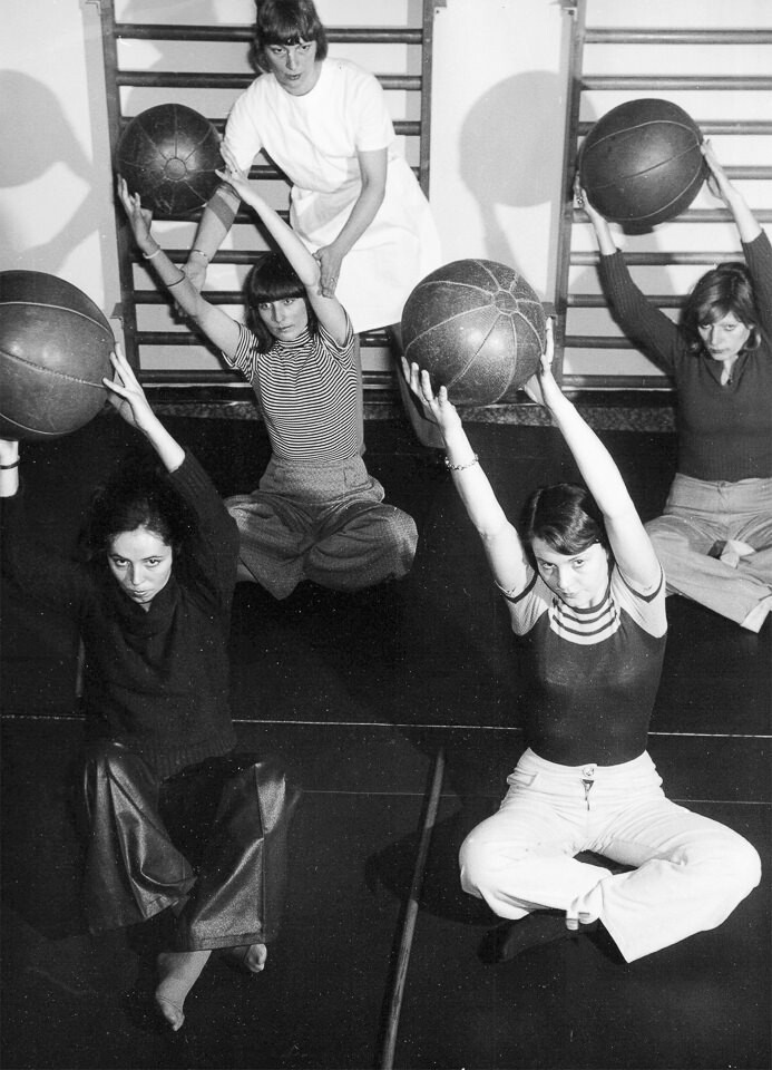 Eine Gymnastikgruppe beim Training im WF, Foto © Kurt Schwarz, 1980er Jahre. (Kurt Schwarz CC BY-NC-SA)