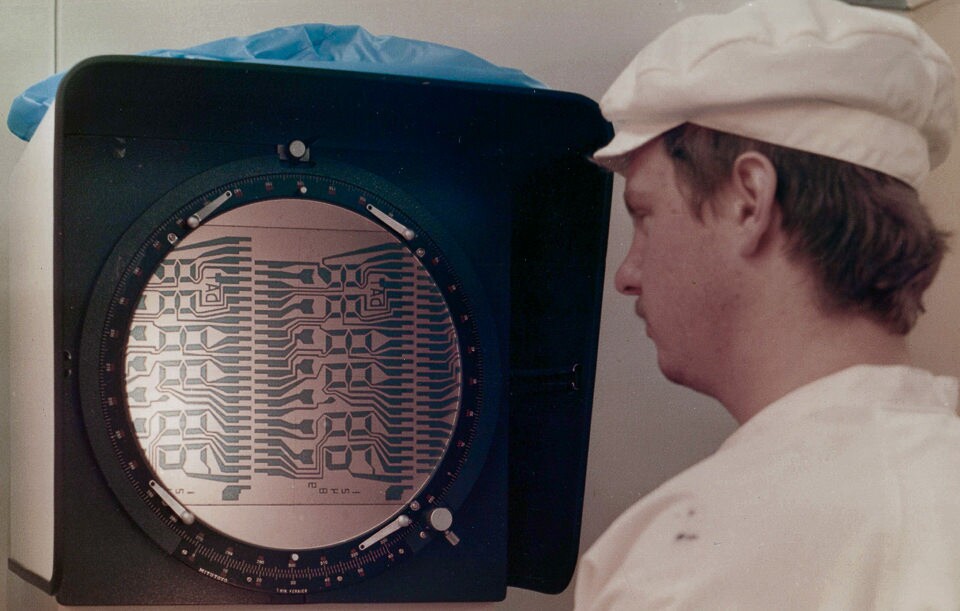 Mitarbeiter bei Betrachtung einer Vergrößerung einer LCD-Anzeige im WF, Foto © Kurt Schwarz, ca. 1982. (Kurt Schwarz CC BY-NC-SA)